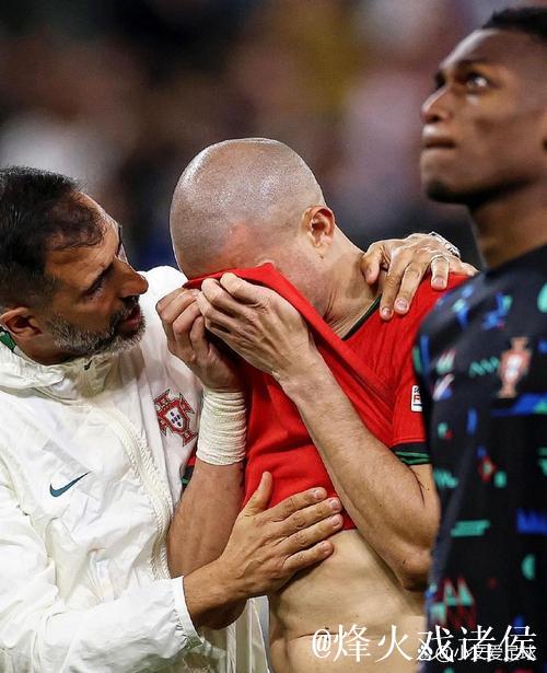 不满尽显！B费赛后用球衣擦汗，与卡塞米罗热烈交流